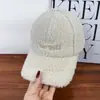 Boné de Baseball de Lã de Cordeiro Novo Outono e Inverno para Mulheres, Estilo Coreano Casual Versátil Bordado de Letras Moda Quente Bico de Pato Tendência