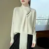Suéter de tricô de lã pura estilo cachecol casual para mulheres, moderno e elegante, com design de gola alta e decoração de botões, caimento solto