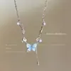 Colar com Pingente de Borboleta de Pérola em Gradiente de Cor de Cristal de Gelo para Mulheres, Corrente de Clavícula Estilo Verão, Corrente de Pescoço Doce e Cool para Meninas
