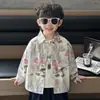 Camisa Floral Estilo Hong Kong para Meninos 2026 Novo Modelo Camisa Retro Graffiti de Primavera e Outono para Crianças Jaqueta Fina de Manga Longa para Bebê