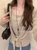 Top de tricô com cadarço, gola redonda baixa, manga longa, design moderno, feminino, estilo novo de outono, caimento justo, valoriza a silhueta, versátil, imitação de duas peças, top pequeno