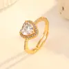 Nuevo Anillo de Zirconia de Corazón Colorido Incrustado Versátil de Lujo Ligero Cobre Chapado en Oro de 18 Quilates Anillo Abierto de Gama Alta Transfronterizo