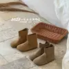 Zapatos Infantiles Qqo 2025 Otoño e Invierno Nuevas Botas de Cuero Infantiles Moda y Versátiles Estilo Británico Botines Cortos para Niñas Botas Individuales para Niñas