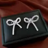 Clip de oreja de lazo de circón de lujo ligero, moderno y de alta gama, brazalete de oreja sin perforación, diseño único, pendientes de estilo minimalista para mujer
