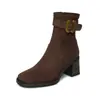 Botas de Cano Curto de Camurça com Salto Alto Quadrado e Solado de Borracha de 7cm para Mulheres Leves Salto Bloco Tira Afunilada Botas Martin