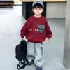 Sudadera de manga raglán para niño 2026 Nueva Primavera, Top de moda con manga de mezclilla patchwork para niños, Atuendo de primavera genial y elegante para niños