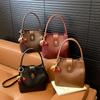 Bolso de Mano Estilo Coreano para Viajes Diarios para Mujer 2025 Nuevo Moda Otoño e Invierno Nicho Alta Gama Retro Bolso Cruzado Tipo Cubo