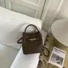 Bolsa de Mão Tipo Balde Simples e Versátil para Mulheres, Nova Moda Primavera 2026, Alta Qualidade, Bolsa de Ombro e Transversal de Luxo Leve