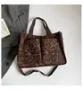 Bolso de mujer de terciopelo retro de gran capacidad 2026 nueva moda estampado de leopardo bolso tote para el trabajo bolso tote simple casual