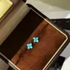 Aretes pequeños de diamante color Paraíba, aretes de flor de cuatro hojas para uso diario, aretes de flor pequeña de diamante verde de plata S925, mismo estilo que en Xiaohongshu