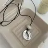 Colar Longo Estilo Menina Doce e Cool Picante com Coração Vermelho em Cordão de Couro Halter para Mulheres, Corrente de Suéter Ajustável Retro de Alta Qualidade para Outono e Inverno