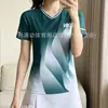 Uniformes de bádminton profesionales hechos a medida en múltiples colores degradados de tejidos de secado rápido, camisetas de manga corta para equipos de hombres y mujeres con números impresos para la creación de equipos