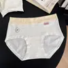 9581 Calcinha estilo college coreano com estampa de urso, cintura alta, para menina energética, textura branco leitoso, algodão puro, entrepernas estendido 10A