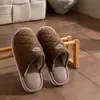 Sapatos de Algodão Color Block Modernos para Usar em Casa Feminino 2026 Outono/Inverno Novo Estilo Interno Com Pelúcia Quente Casal Solado Macio Chinelos de Algodão Masculino