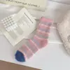 Calcetines de coral para mujer, calcetines de felpa que no sueltan pelusa, de longitud media hasta la pantorrilla, calcetines para dormir, otoño e invierno, engrosados, cálidos, resistentes al frío, a rayas, calcetines postparto