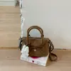Bolsa transversal com laço, nova bolsa de mão de verão para o trabalho, bolsa versátil para mulheres 2026, bolsa quadrada pequena, bolsa almofada da moda e doce