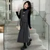 Vestido Infantil Estilo Coco Chanel 2026 Novo para Primavera/Outono Leve Luxo Temperamento Estiloso Conjunto de Três Peças com Saia de Lã para Crianças de Tamanho Médio/Grande