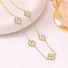 Conjunto de tres piezas de la suerte estilo europeo y americano: conjunto vintage de collar, aretes y pulsera de trébol de cuatro hojas en negro y dorado. Accesorios versátiles para el trayecto al trabajo al por mayor