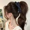Atacado de presilhas de banana de alta qualidade, luxuosas, em tamanhos grandes, com design de bolinhas estilo coreano, adequadas para mulheres com cabelos grossos e oferecendo um elegante acabamento acetinado.