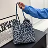 Bolso Tote de Peluche Informal de Gran Capacidad Nueva Tendencia 2025 Estampado de Leopardo Bolso de Hombro Atmosférico Bolso de Axila Bolso para Mujer