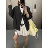 Além disso, o novo modelo de outono apresenta um design de bainha com cordão, uma gola lapela, uma silhueta solta e uma jaqueta curta que afina MQ1629