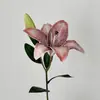 2 Lírios Flor Artificial Filme Toque de Mão Flor Falsa Decoração para Casa Sala de Estar Enfeites Decoração de Casamento Adereços de Fotografia