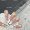 Unhas Feitas à Mão com Diamantes Dourados, Visual Suave e Elegante, Realçando a Pele Clara, Adequado para Jovens