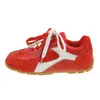 Sapatos de treino alemães femininos com aumento de altura interna, nova coleção primavera 2026, tênis casuais de sola grossa, sapatos de couro simples retrô, estilo Forrest Gump, sapatos baixos
