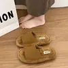 Sandálias chinelo fofas, estilosas e minimalistas para mulheres, nova coleção outono/inverno 2026, bico aberto, solado plano e adequadas para uso interno e externo.