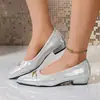 Sapatos femininos elegantes e estilosos de corte baixo com salto grosso, bico fino e sola macia, adequados para o trajeto diário, sapatos de trabalho pretos de salto médio para todas as estações para mulheres