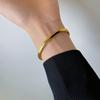 Pulseira Mobius clássica de moda simples de luxo leve com torção de aço titânio pulseira aberta cor de aço dourado 18K