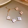Recogiendo Conchas en el Agua Baja~Pulsera de Flor de Zirconia Madreperla Rosa Cereza Dulce, Sensación de Lujo Ligero y Gama Alta, Accesorio de Mano Estilo Vacaciones