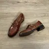 Sapatos Mocassins de Couro Estilo Britânico com Fivela de Metal Femininos com Velcro Retro Solado Grosso Sapatos Pequenos Slip-on Salto Bloco Sapatos Únicos