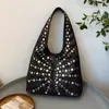 Bolsas Transfronterizas para Mujer 2025 Nuevo Casual Elegante Moderno Genial Lunares Remache Bolso de Axila Versátil Cubo Bolso de Hombro para Mujer