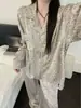 Pijama de leopardo de lujo de moda para mujer, nuevo conjunto de primavera/otoño de manga larga y pantalón largo, ropa de casa dulce y juvenil que se puede usar en la calle