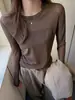 Camiseta interior de malla de color liso para mujer, nueva colección otoño/invierno 2026, corte ajustado, camiseta de manga larga con cuello redondo color café, top de moda