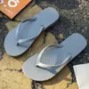Chanclas 2026 nuevas sandalias de dedo coloridas para verano uso en casa, pantuflas frescas para pareja