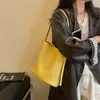 Bolso de axila para mujer 2026 nuevo de moda verano luz de lujo nicho tejido bandolera bolso de hombro para el trabajo bolso tipo cubo