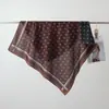 2026 Nuevo Bufanda Cuadrada Pequeña de Algodón Terciopelo Estampada por Ambos Lados para Primavera y Verano Bufanda de Cuello Versátil y Elegante para Mujer que Realza el Cutis