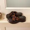 Sandálias de Praia Novo Estilo 2026 para Mulheres com Saias, Estilo Coreano de Verão para Uso Externo, Confortáveis e Estilosas, Sandálias Slip-On com Solado Grosso para Aumentar a Altura