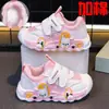 Tênis Esportivo Infantil com Luzes Desenho Animado Sapatos para Caminhar de Meninos Jardim de Infância 2026 Sapatos Casuais Novos da Moda Tendência