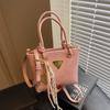 Bolso de mano retro individual para mujer, combinable con todo, nuevo bolso de hombro de alta gama Sense Niche Fashion 2025.