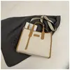 Bolso de lona de gran capacidad para mujer, nuevo bolso bandolera de un solo hombro de alta gama, versátil, para uso laboral, 2025