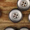 Botones Metálicos Plateado Gris Forma de Tazón Prendas de Otoño e Invierno Suéteres de Cachemira Botones Blancos y Rojos Cosidos a Mano Accesorios Retro