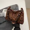 Bolso de hombro con estampado de leopardo de moda 2026, bolso de axila de cuentas moderno y genial para mujer, gran capacidad, perfecto para ir de compras