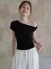 Camiseta Negra Asimétrica de Hombro Manga Corta para Mujer, Nuevo Estilo Verano 2026, Hombros Descubiertos, Corte Ajustado, Crop Top Único y Impresionante que Ceñe la Cintura