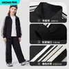 Conjunto Esportivo Infantil Direto da Fábrica Primavera e Outono Novo Jaqueta com Gola Alta e Três Listras Conjunto para Meninas Roupa de Outono Conjunto de Duas Peças