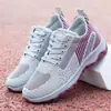 Ventas Directas de Fábrica Primavera, Verano y Otoño Zapatos Planos Transpirables de Malla Tejido Volador Casual para Mujer Zapatillas de Correr Envío Directo