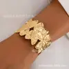Um Conjunto Simples de Pulseiras Femininas com um Design Largo Estampado em Folha Que é Versátil