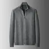 Suéter de Tricô Masculino 2026 Outono/Inverno Gola Alta com Zíper Cardigan para Jovens, Casual de Negócios, Tamanho Grande, Jaqueta de Camada Única, Moderno